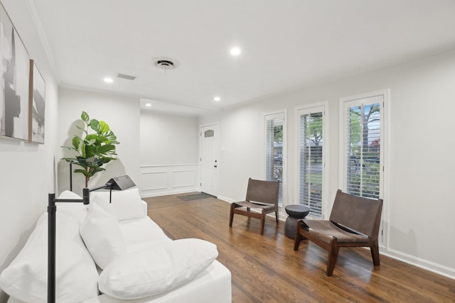 3139 Citation Dr, Dallas, TX 75229 - sitting room with wood finished floors, crown molding, and recessed lighting