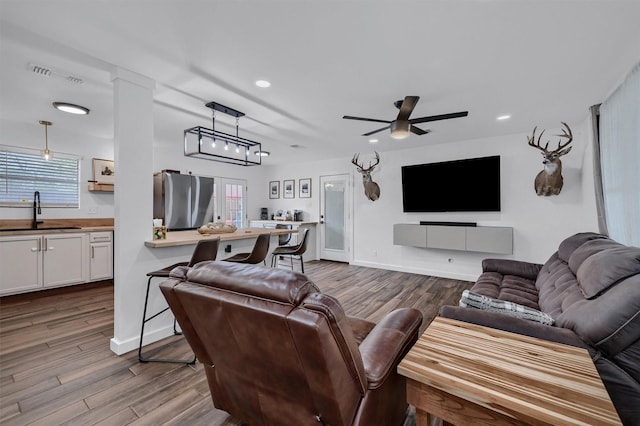 living area with visible vents, dark wood-type flooring, recessed lighting, and ceiling fan