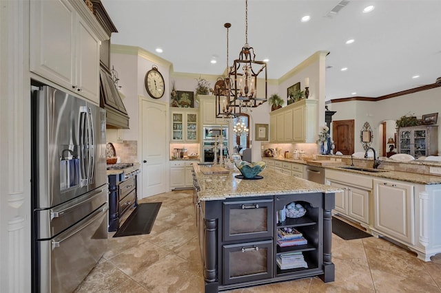 7545 Colton Ln, Pilot Point, TX 76258 - kitchen featuring stainless steel appliances, a sink, a chandelier, crown molding, and backsplash