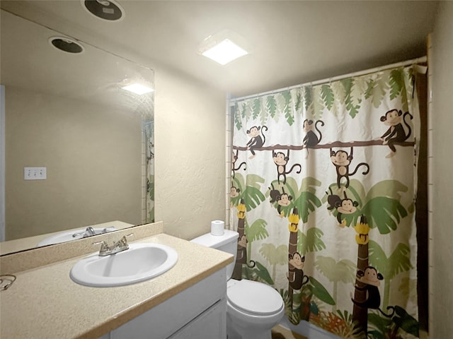 411 Mckinley St, Cedar Hill, TX 75104 - full bathroom featuring a textured wall, toilet, vanity, and a shower with curtain