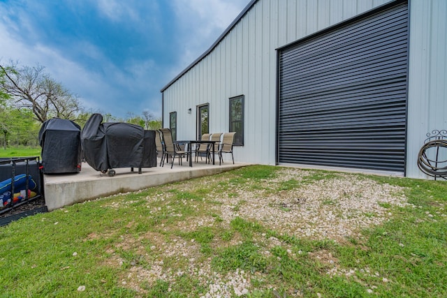 view of yard with a patio area