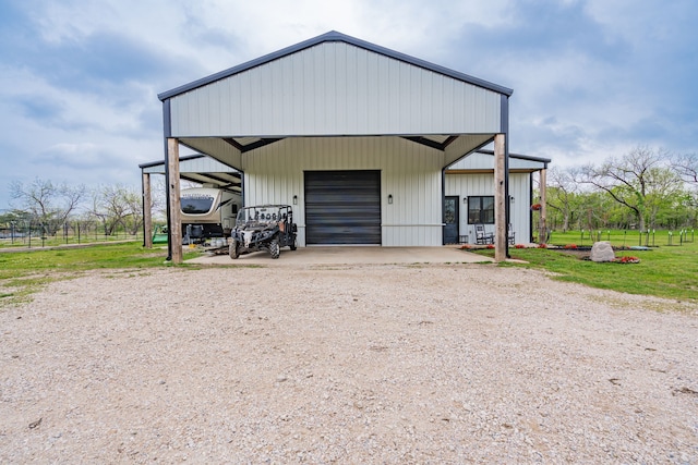 view of pole building with dirt driveway