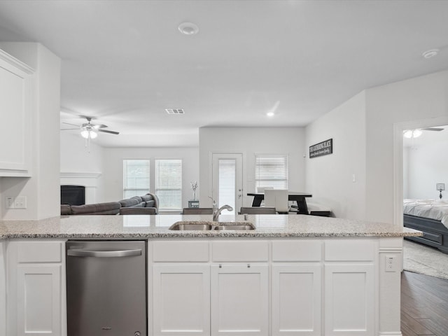 kitchen with a ceiling fan, a sink, open floor plan, dishwasher, and visible vents