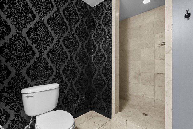1200 Main St Unit 1511, Dallas, TX 75202 - bathroom featuring toilet, marble finish floor, a tile shower, and recessed lighting