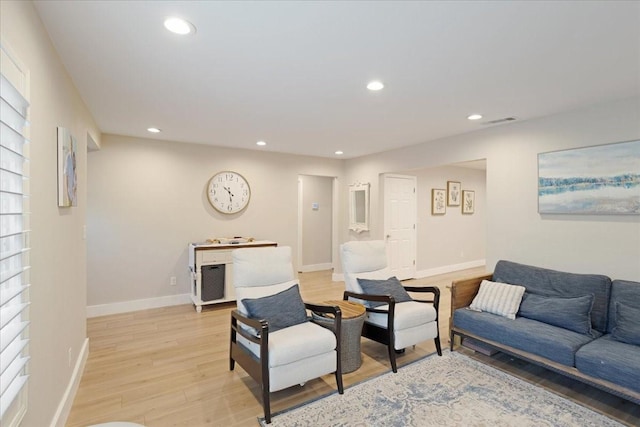 living area featuring light wood-style flooring, recessed lighting, baseboards, and visible vents