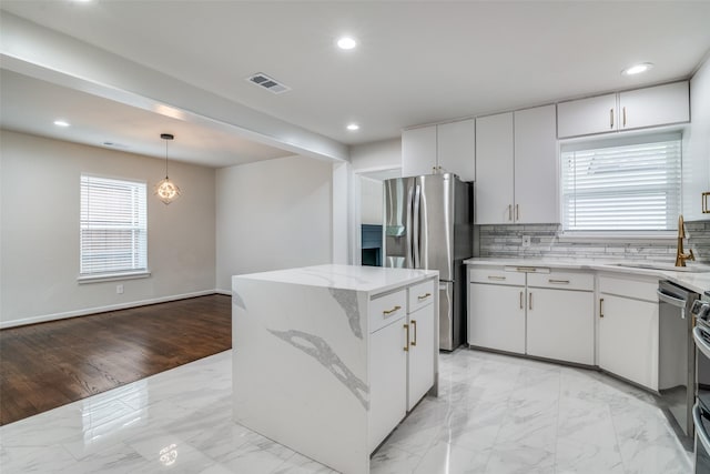 6627 Highgate Ln, Dallas, TX 75214 - kitchen with stainless steel fridge, a sink, tasteful backsplash, plenty of natural light, and recessed lighting
