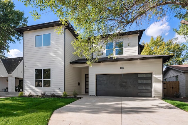 1623 Lansford Ave, Dallas, TX 75224 - view of front facade with driveway, a garage, fence, and a front yard