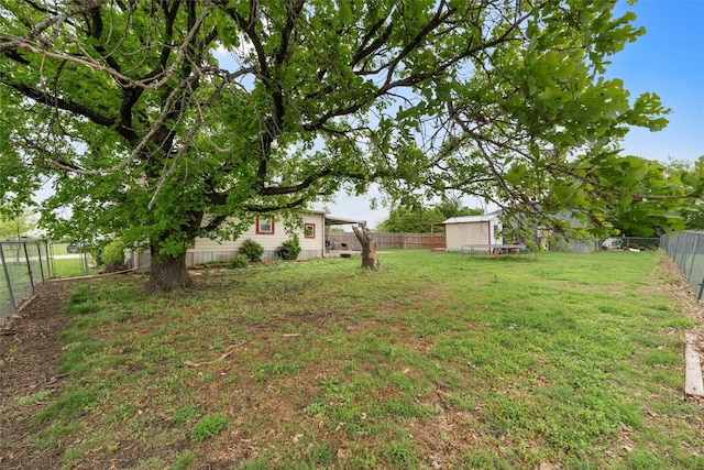 view of yard featuring a fenced backyard and an outbuilding