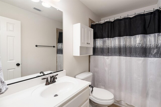 full bath with a shower with shower curtain, visible vents, toilet, and vanity