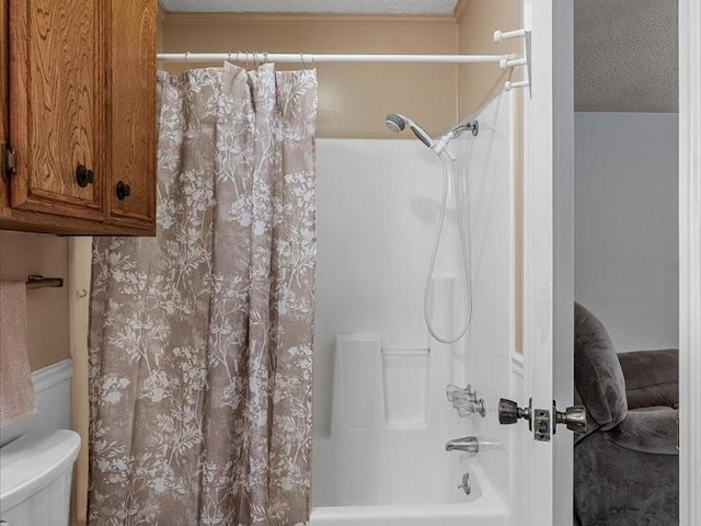 full bath featuring shower / bath combo with shower curtain, toilet, and a textured ceiling