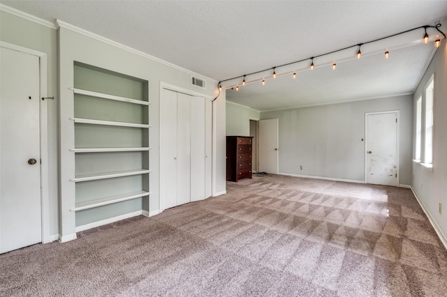 302 Comanche Dr, Gainesville, TX 76240 - interior space featuring ornamental molding, a textured ceiling, visible vents, and carpet