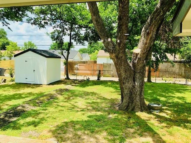 10503 Cayuga Dr, Dallas, TX 75228 - view of yard