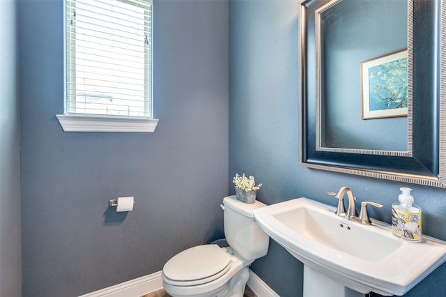 2813 Maverick Way, Celina, TX 75009 - half bathroom featuring baseboards, toilet, and a sink