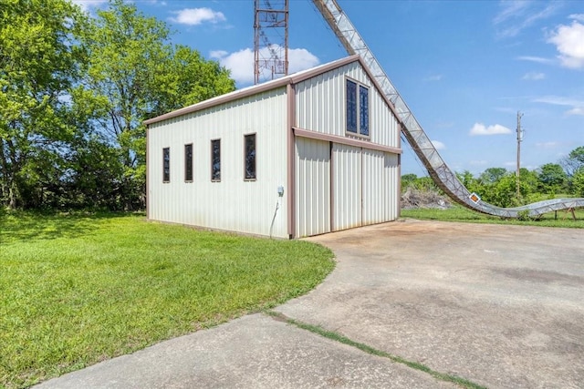view of outdoor structure featuring an outbuilding