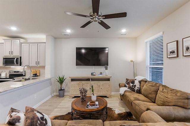 2728 Baneberry Ln, Mesquite, TX 75150 - living area with ceiling fan, baseboards, light wood-style flooring, and recessed lighting