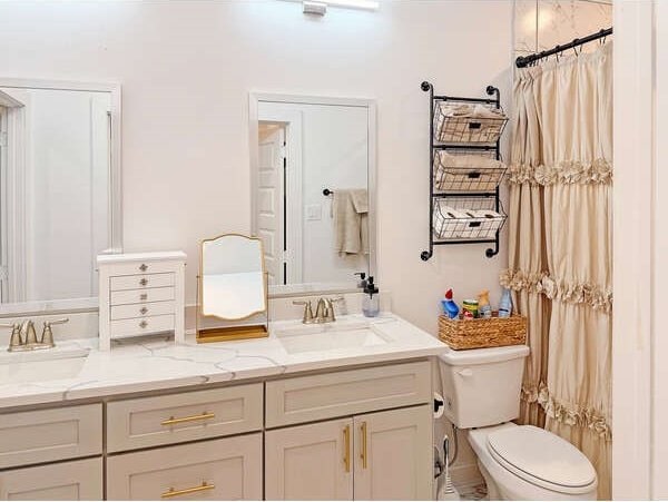 100 Winchester Cir, Gun Barrel City, TX 75156 - full bath with double vanity, toilet, and a sink