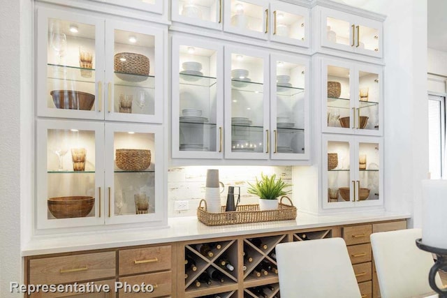 bar featuring tasteful backsplash