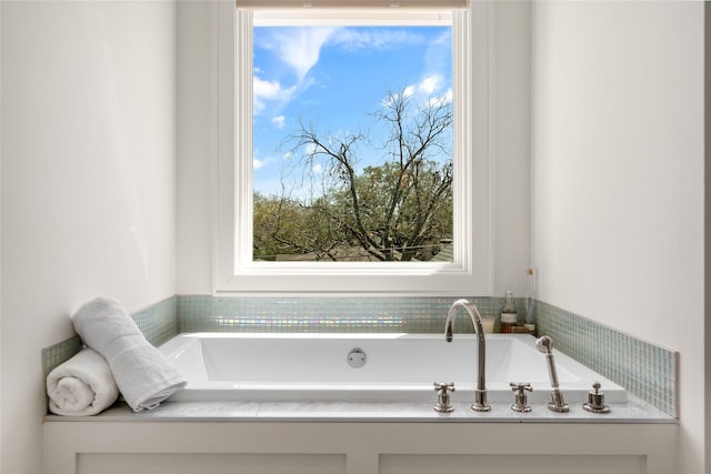 6946 Southridge Dr, Dallas, TX 75214 - full bathroom featuring a bath