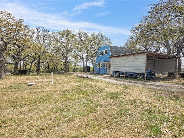 view of yard featuring driveway