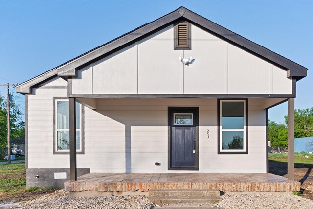 view of front facade with covered porch and crawl space