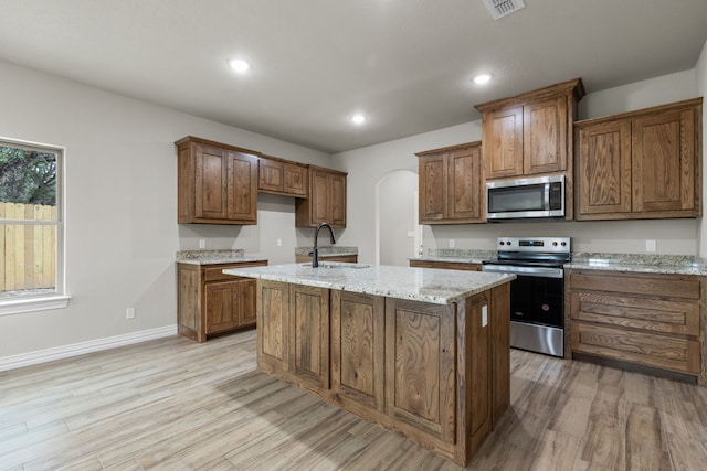 2685 Thompson Rd, Weatherford, TX 76087 - kitchen featuring stainless steel appliances, light wood-style flooring, baseboards, a center island with sink, and recessed lighting