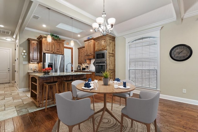 dining space featuring recessed lighting, visible vents, crown molding, baseboards, and a notable chandelier