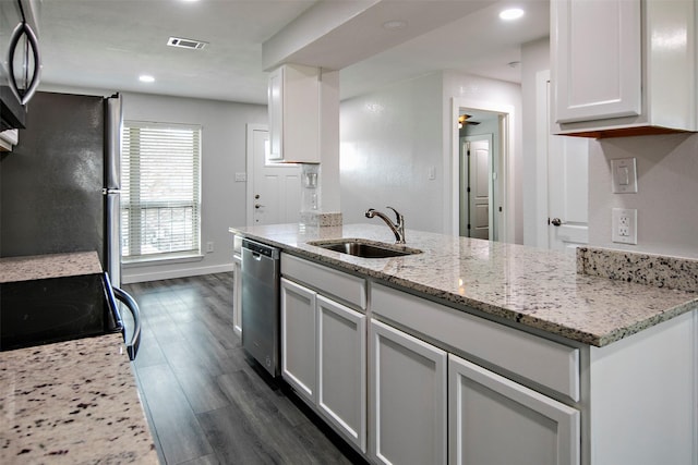 849 S Gun Barrel Ln Unit F5, Gun Barrel City, TX 75156 - kitchen with dark wood-style flooring, visible vents, ceiling fan, appliances with stainless steel finishes, and a sink