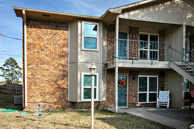 849 S Gun Barrel Ln Unit F5, Gun Barrel City, TX 75156 - view of front of property with cooling unit, brick siding, a balcony, and fence