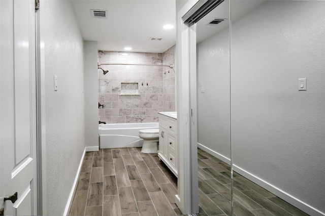 849 S Gun Barrel Ln Unit F5, Gun Barrel City, TX 75156 - full bath with shower / tub combination, visible vents, vanity, and wood finish floors