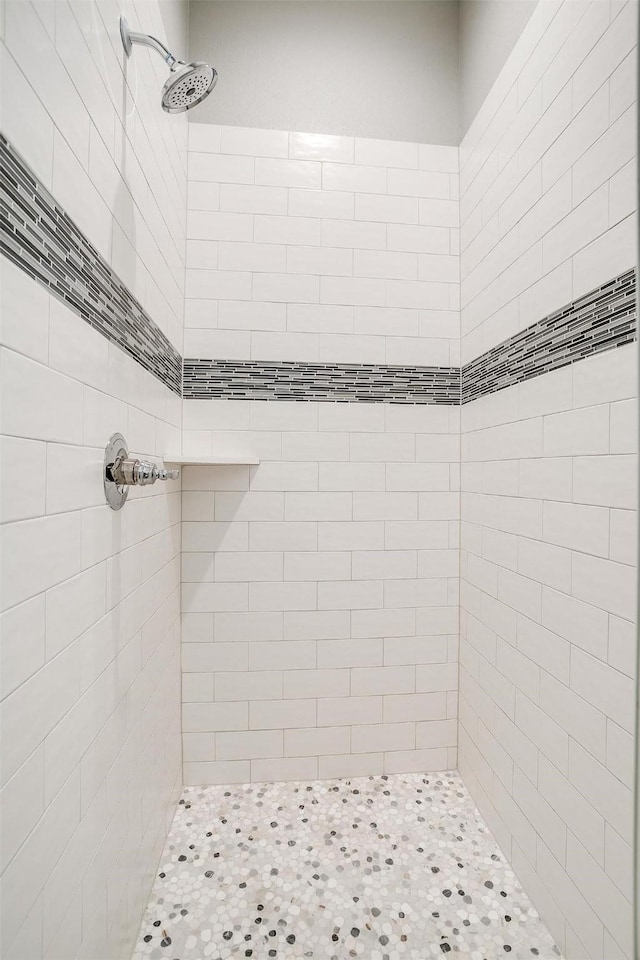 bathroom featuring a tile shower