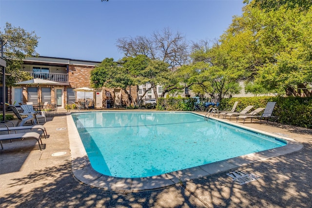 6050 Birchbrook Dr Unit 142, Dallas, TX 75206 - community pool with a patio area