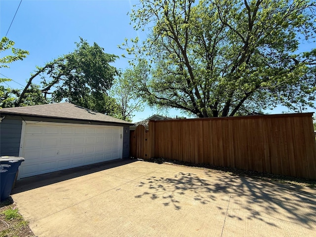 10388 Sandra Lynn Dr, Dallas, TX 75228 - detached garage featuring fence