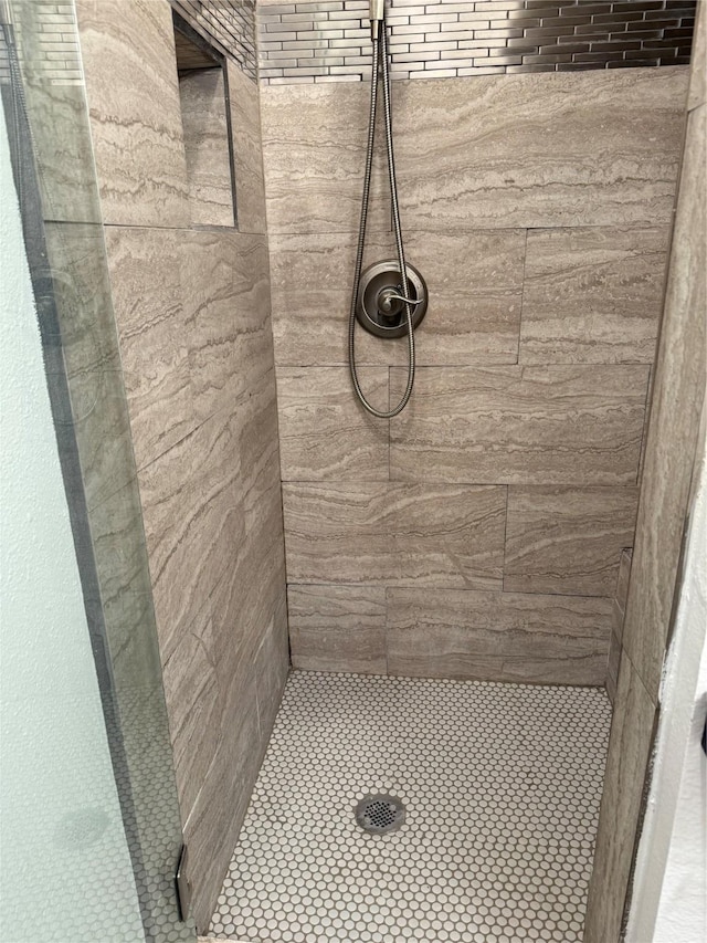 10388 Sandra Lynn Dr, Dallas, TX 75228 - bathroom with tiled shower