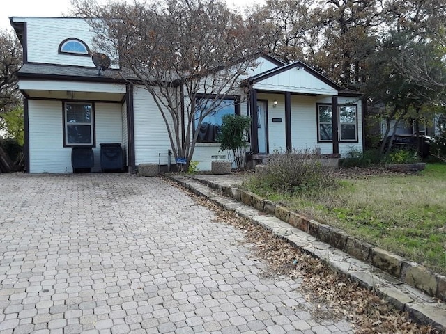 view of front facade
