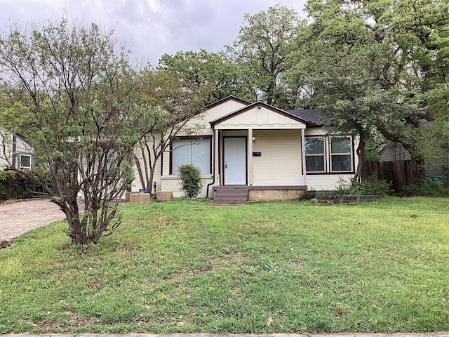 view of front of home with a front lawn and fence