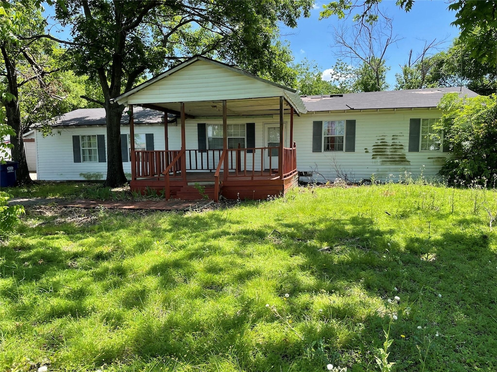 view of front of house featuring a porch and a front lawn