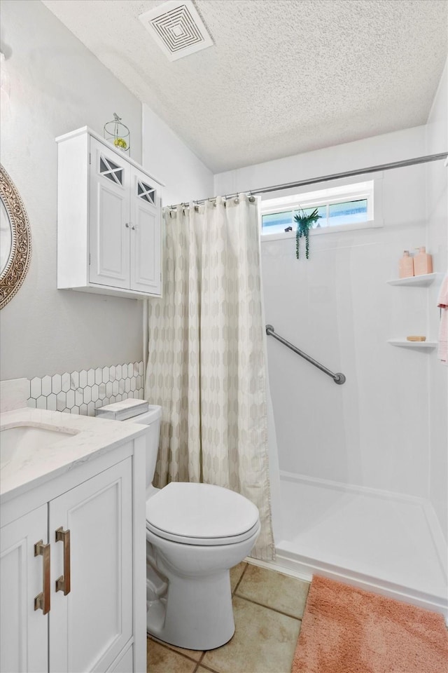 bathroom with curtained shower, visible vents, toilet, and vanity
