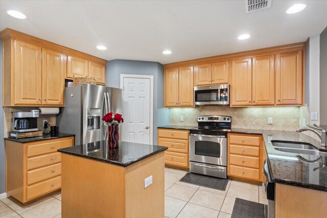 2905 Pueblo Dr, Waco, TX 76712 - kitchen featuring stainless steel appliances, a sink, a center island, backsplash, and dark stone countertops
