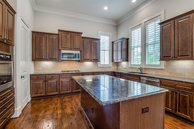 2110 Helsminster Dr, Dallas, TX 75201 - kitchen with stainless steel appliances, a sink, dark wood-style floors, backsplash, and a center island