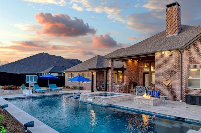 431 Lakepoint Cir, Prosper, TX 75078 - pool at dusk with a fire pit, an outdoor pool, a patio area, and an in-ground hot tub