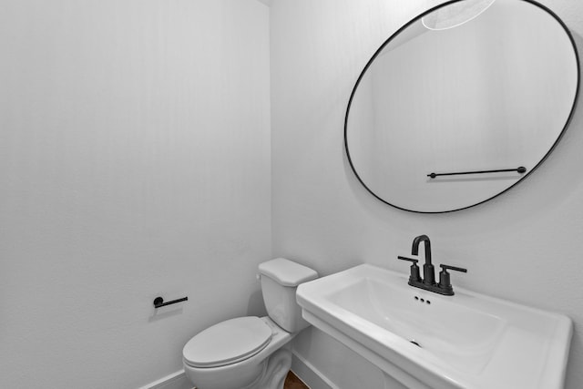 248 Diamond Dl, Lavon, TX 75166 - bathroom featuring baseboards, toilet, and a sink