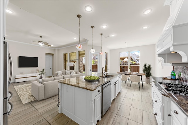 971 Abbott Ln, Allen, TX 75013 - kitchen featuring appliances with stainless steel finishes, white cabinets, a ceiling fan, a sink, and a kitchen island with sink