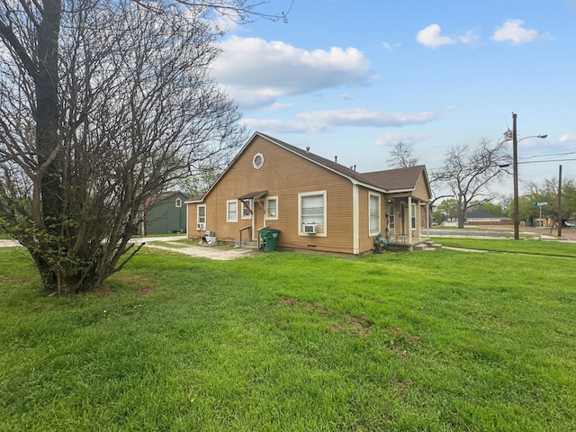 706 N Commerce St, Gainesville, TX 76240 - back of house featuring cooling unit and a lawn