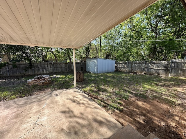 1317 N Mary St, Comanche, TX 76442 - kitchen with range with electric stovetop, a chandelier, light wood-type flooring, white cabinetry, and decorative backsplash