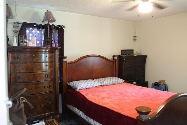 bedroom with a ceiling fan