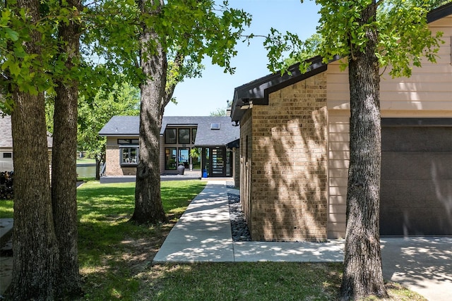view of front of house with brick siding and a front yard
