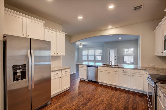 kitchen featuring a peninsula, a sink, visible vents, ceiling fan, and appliances with stainless steel finishes