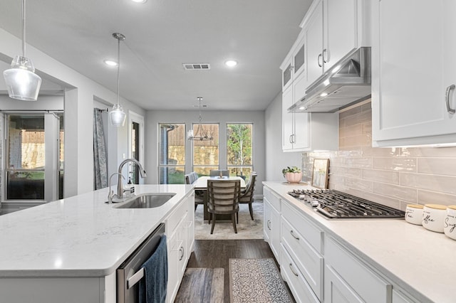 kitchen featuring visible vents, recessed lighting, under cabinet range hood, a sink, and stainless steel gas stovetop