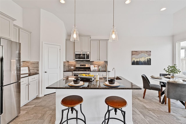 kitchen featuring decorative backsplash, stainless steel appliances, a kitchen breakfast bar, and recessed lighting