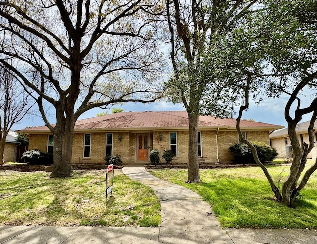 2124 Parkhaven Dr, Plano, TX 75075 - ranch-style home featuring brick siding and a front lawn